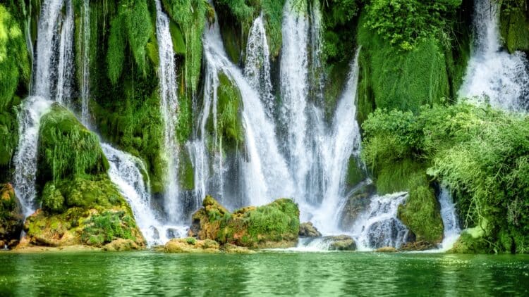 Cascades de Kravica entourées d’une végétation luxuriante en Bosnie-Herzégovine.
