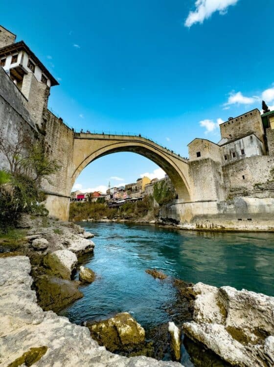 Pont historique Stari Most traversant la rivière Neretva à Mostar en Bosnie-Herzégovine.
