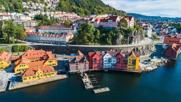 Vue aérienne sur les maisons colorées du quartier de Bryggen à Bergen, en Norvège.