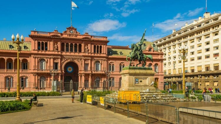 Vue de la Casa Rosada sur la Plaza de Mayo à Buenos Aires en Argentine.