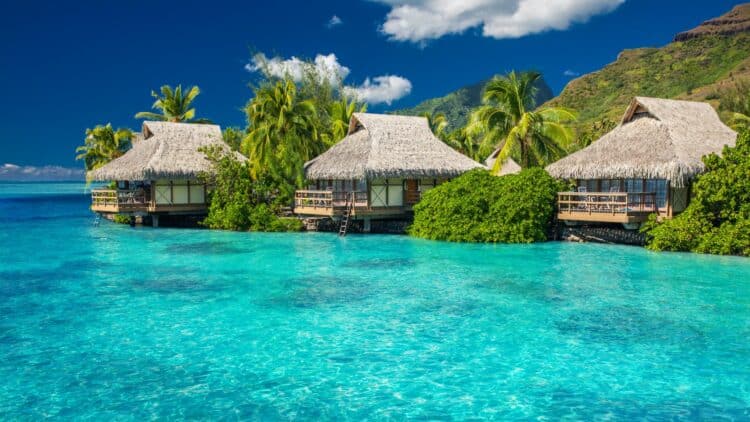 Bungalows sur pilotis au-dessus du lagon turquoise de Bora Bora en Polynésie française.