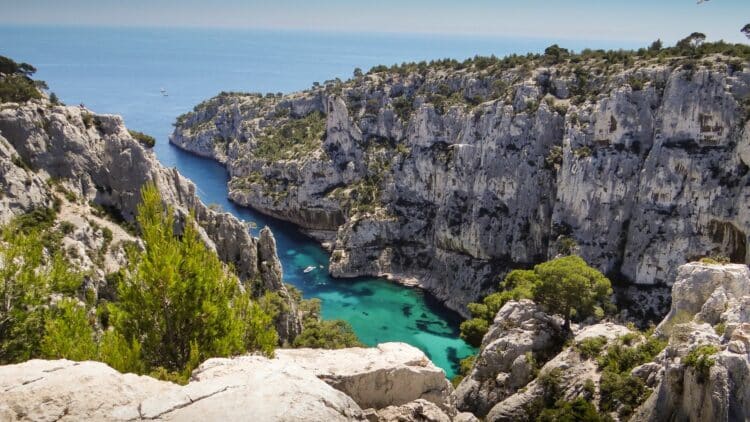 Vue panoramique sur une calanque aux eaux turquoise près de Marseille.
