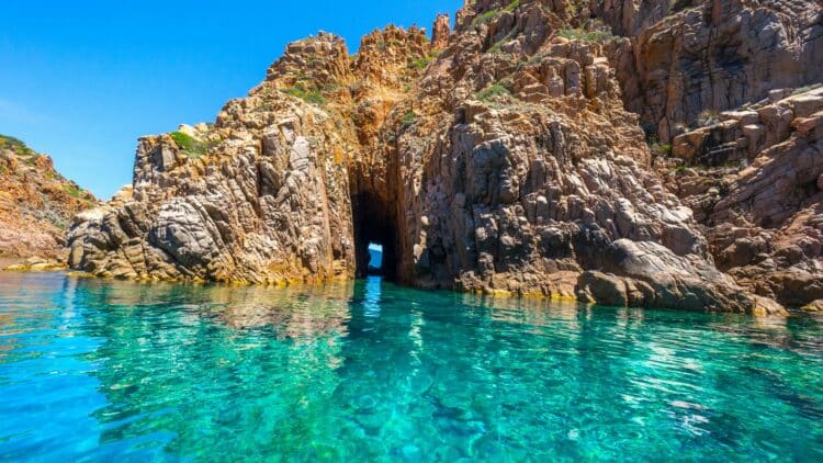 Falaises rocheuses et eau turquoise dans les calanques de Piana, en Corse.