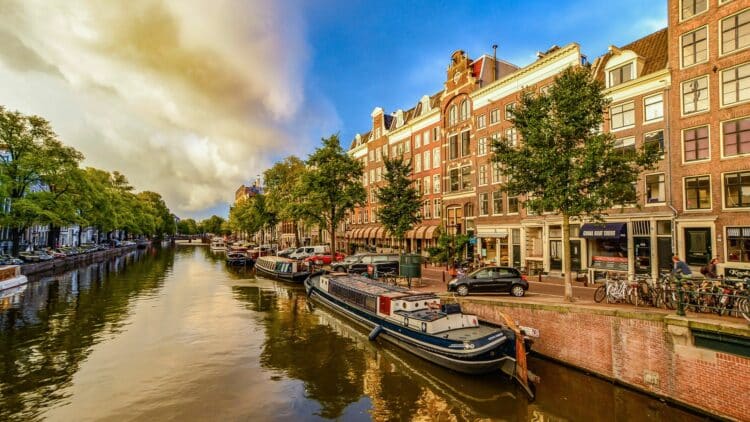 Canal bordé de maisons traditionnelles dans le centre d'Amsterdam.
