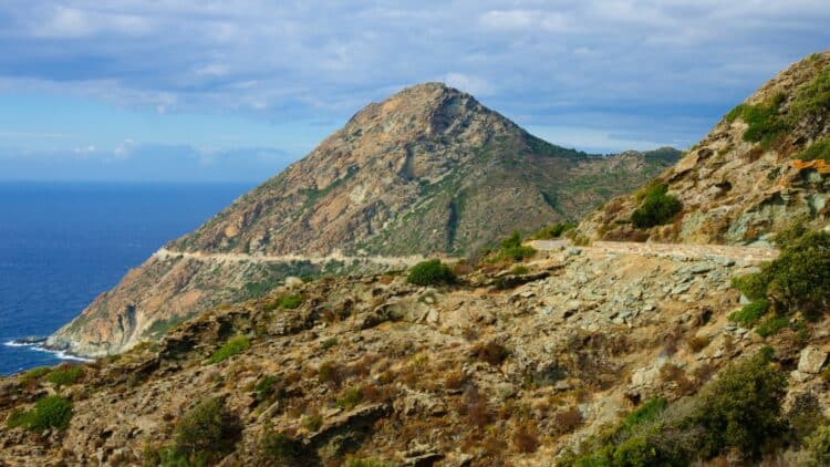 Route côtière panoramique du Cap Corse avec vue sur la Méditerranée.