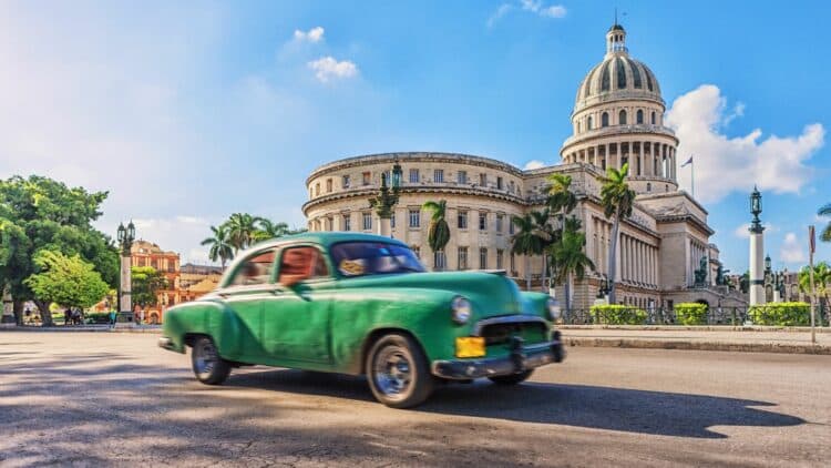 Voiture américaine ancienne devant le Capitole de La Havane à Cuba.