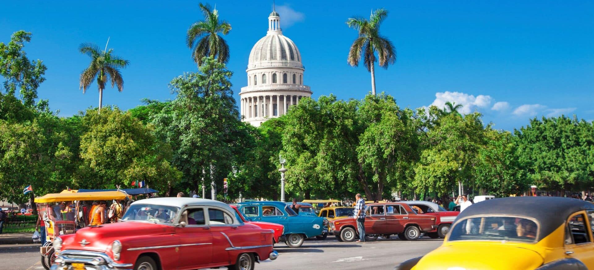 Voitures américaines anciennes devant le Capitole de La Havane à Cuba.