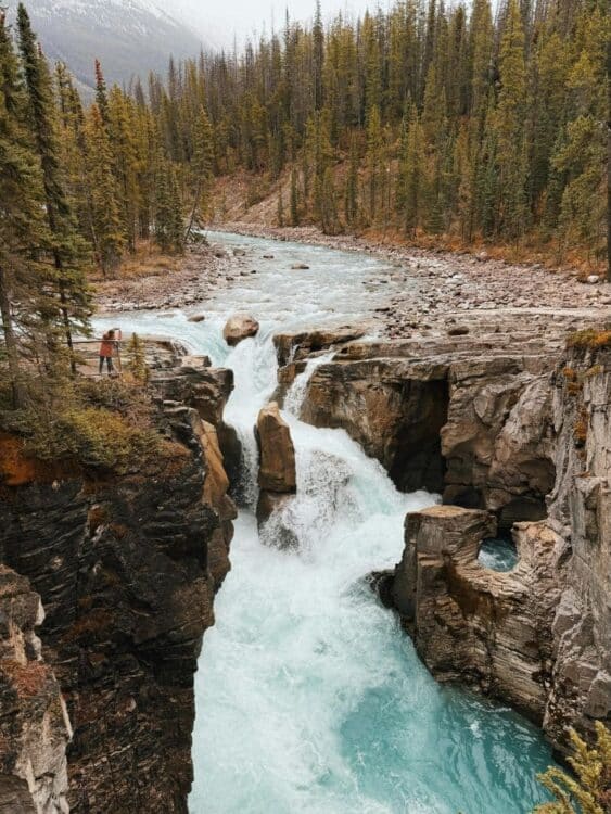 Cascade encaissée dans les roches du parc national de Jasper.