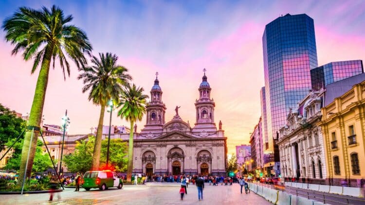 Cathédrale de Santiago et bâtiments modernes au cœur de la capitale chilienne.