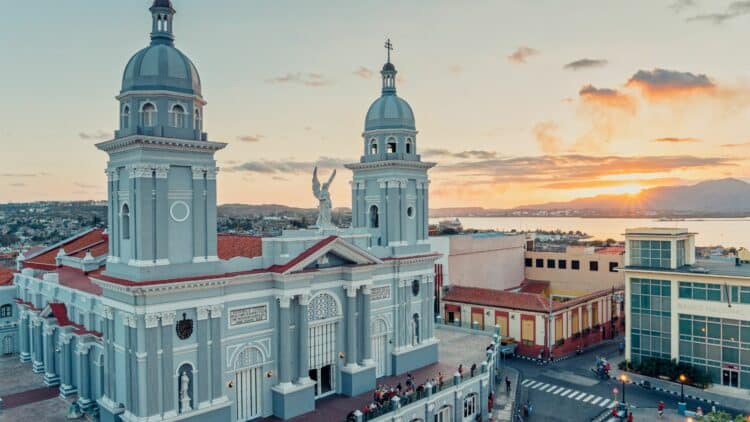 Cathédrale de Santiago de Cuba au coucher du soleil.