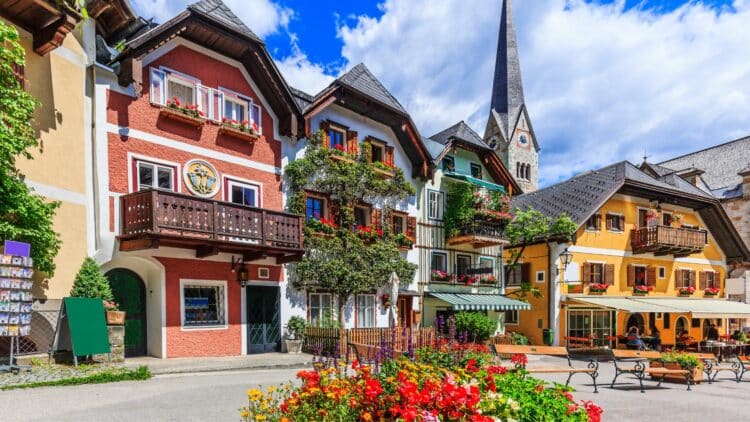 Maisons fleuries et place du centre historique de Hallstatt en Autriche.