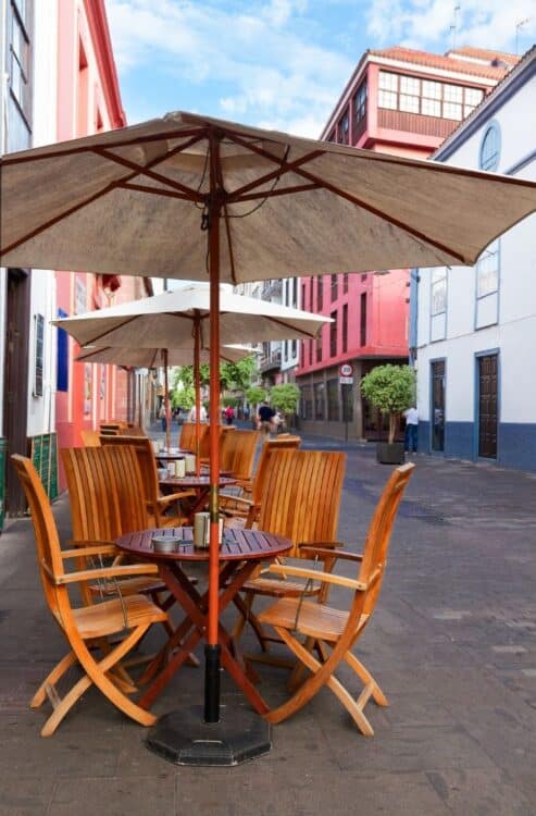 Terrasses de café dans les rues colorées du centre historique de La Laguna à Tenerife.