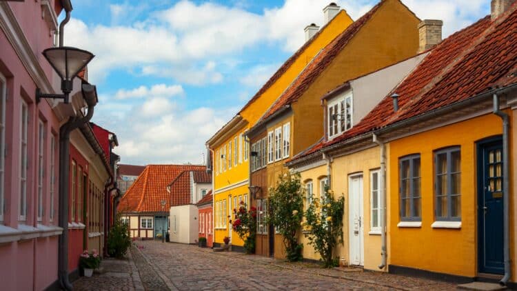 Centre historique d’Odense avec maisons colorées et architecture traditionnelle.