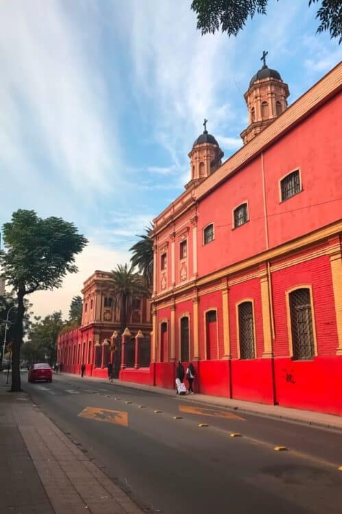 Bâtiment historique coloré dans une rue du centre de Santiago du Chili.