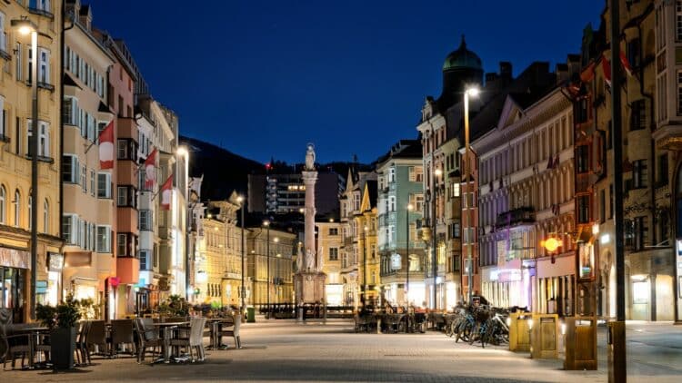 Centre historique d'Innsbruck illuminé en soirée dans le Tyrol autrichien.