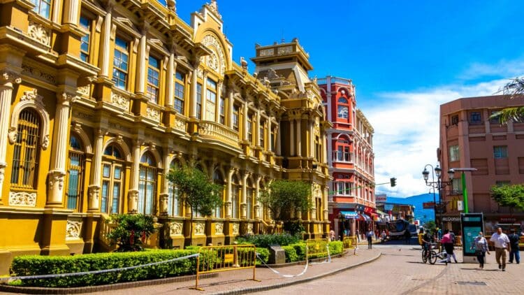 Rue animée du centre-ville de San José au Costa Rica.