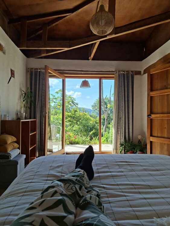 Chambre confortable avec vue sur les montagnes de l'Amazonie péruvienne