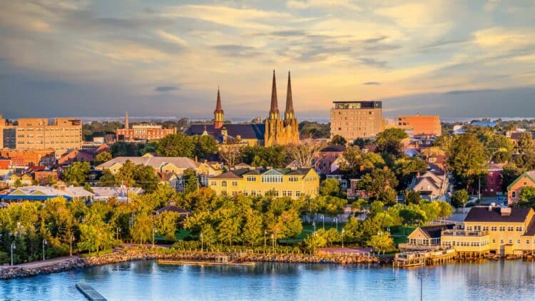 Vue aérienne de Charlottetown au bord de l’eau sur l’Île-du-Prince-Édouard.
