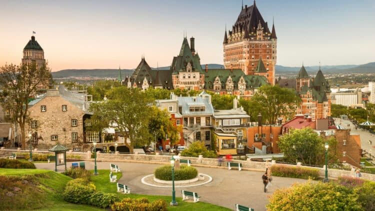 Vue du Château Frontenac dominant le Vieux-Québec.