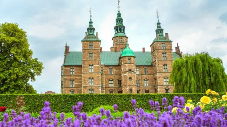 Château de Rosenborg entouré de jardins à Copenhague au Danemark.
