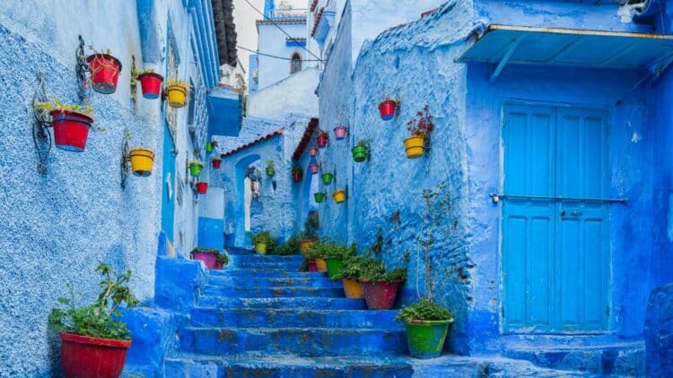 Ruelle emblématique aux façades bleues dans la médina de Chefchaouen au Maroc.