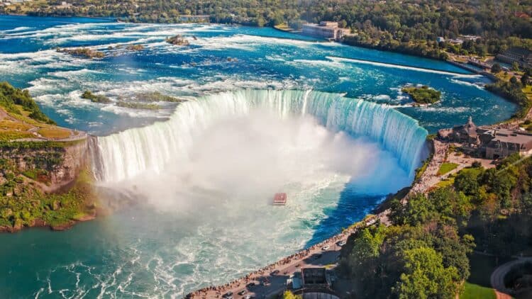 Vue panoramique des impressionnantes chutes du Niagara à la frontière canado-américaine.