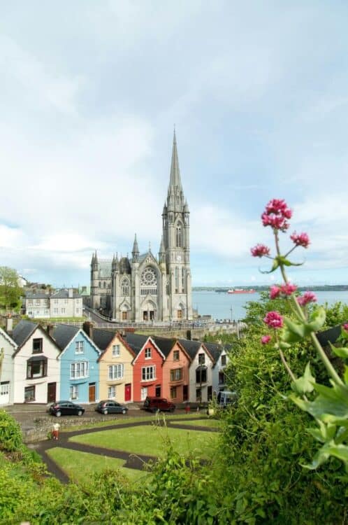 Cathédrale Saint-Colman dominant les maisons colorées du port de Cobh, en Irlande.