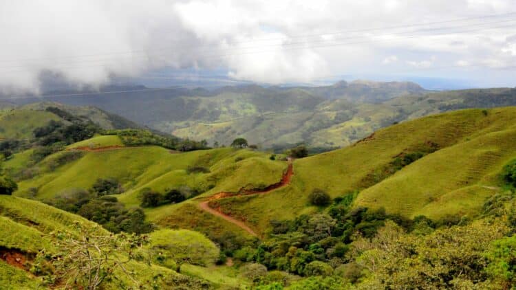 Collines verdoyantes et paysages naturels du Costa Rica.