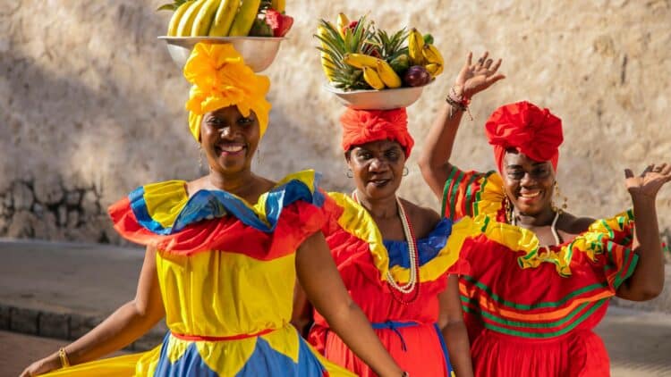 Femmes en costumes traditionnels colorés dans les rues de Carthagène.