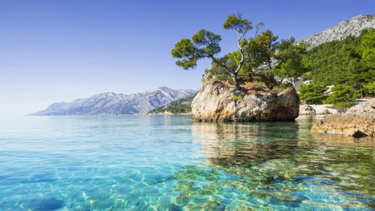 Eaux cristallines et côte rocheuse sur le littoral de la Croatie.