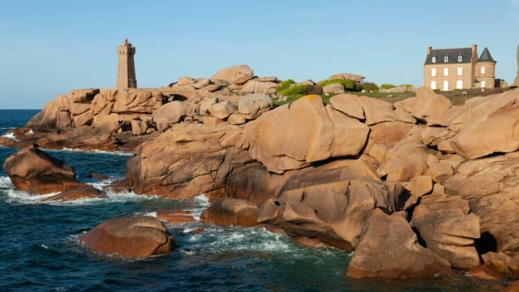 Phare de Ploumanac'h et rochers de granit rose sur la Côte de Granit Rose en Bretagne.