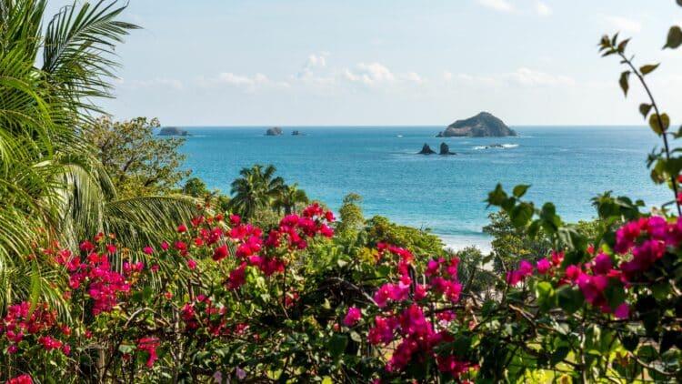 Vue sur la côte Pacifique du Costa Rica entre végétation tropicale et océan.