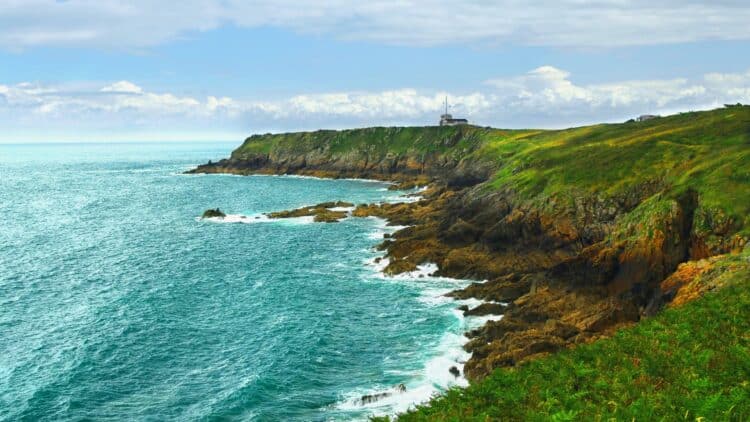 Falaises rocheuses et côte sauvage de Bretagne face à l’océan Atlantique.