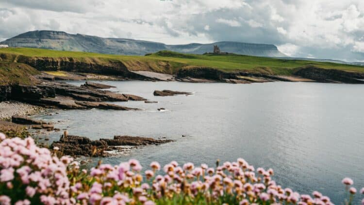 Paysage côtier sauvage sur la côte atlantique de l'Irlande.