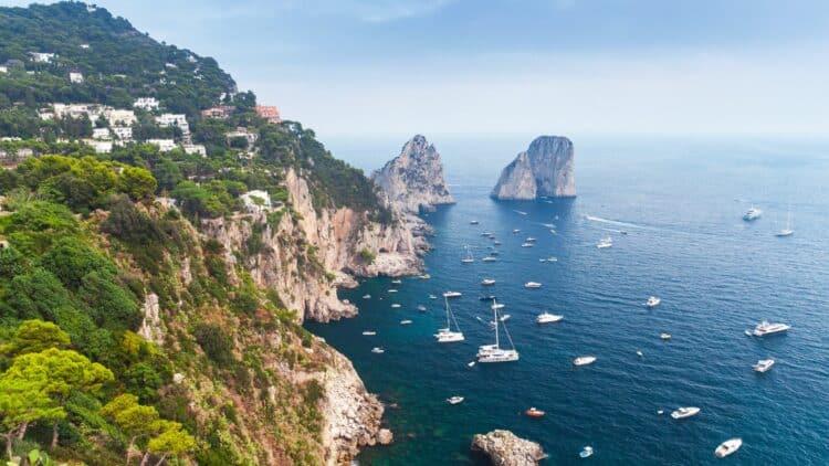 Falaises et eaux bleu profond de la Méditerranée au large de Capri.