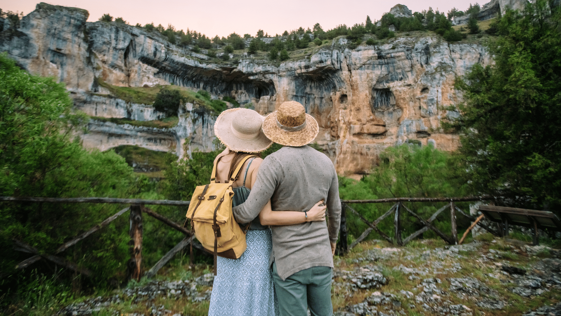 Couple découvrant un canyon et des falaises naturelles