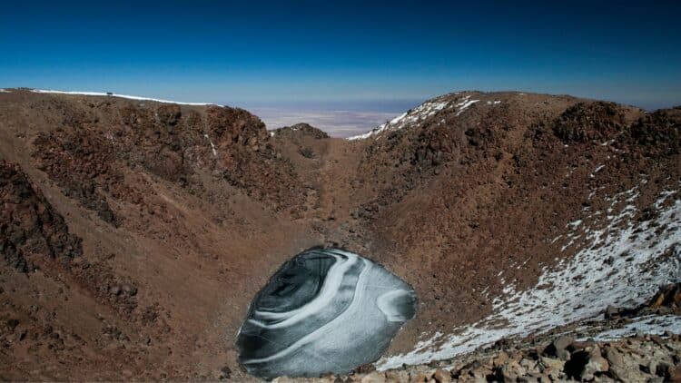 Cratère et lac gelé du volcan Licancabur dans les Andes boliviennes.