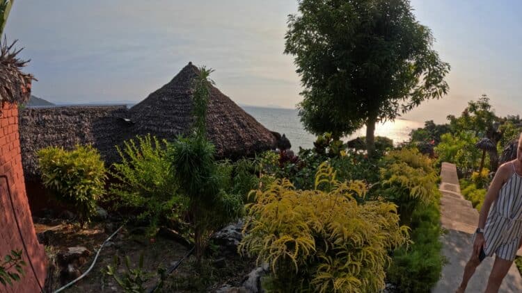 Écolodge traditionnel avec vue sur l’océan à Madagascar.