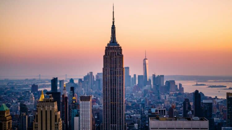 Vue panoramique sur l'Empire State Building et Manhattan au coucher du soleil.