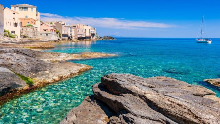Village d’Erbalunga et eaux turquoise du Cap Corse.