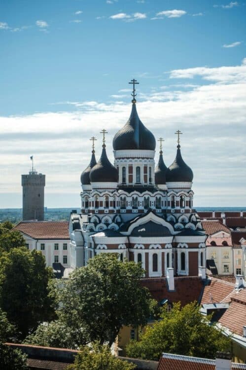 Cathédrale Alexandre-Nevski dominant la vieille ville de Tallinn en Estonie.