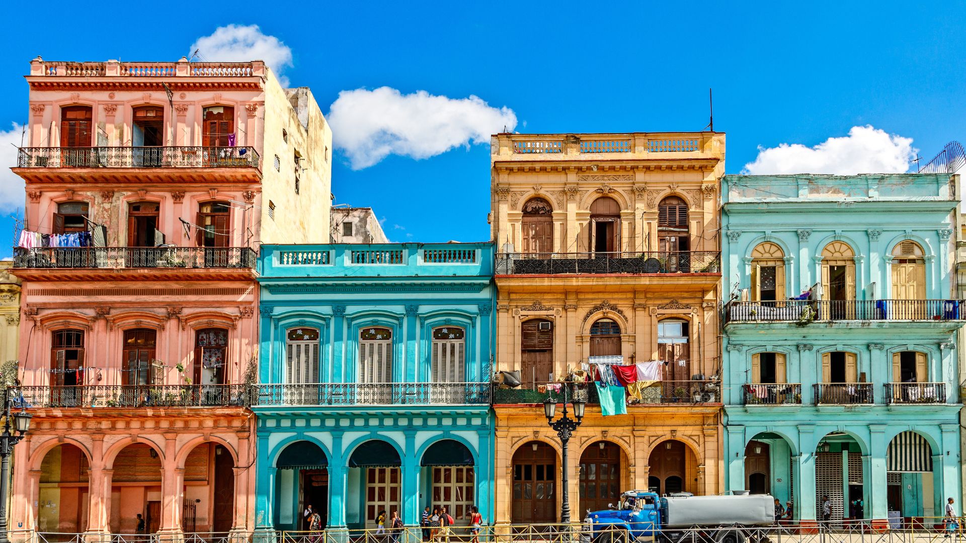 Façades colorées et architecture coloniale dans le centre historique de La Havane à Cuba.