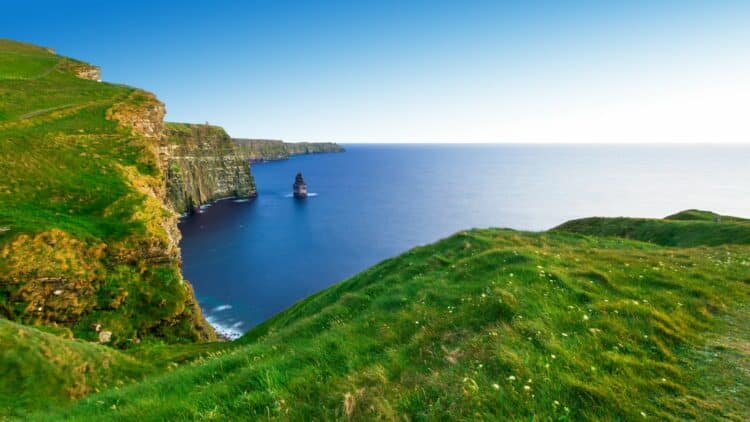 Falaises de Moher recouvertes d’herbe verte dominant l’océan Atlantique, en Irlande.