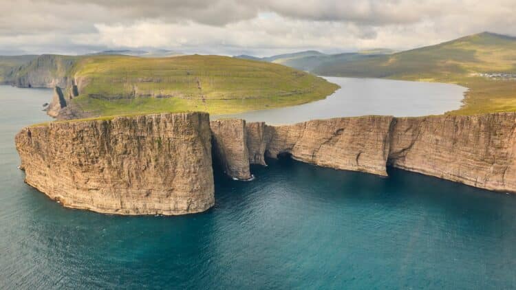 Falaises vertigineuses plongeant dans l’océan aux îles Féroé.