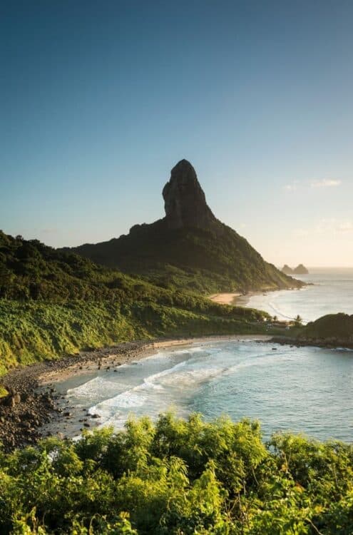 Plage sauvage et reliefs de Fernando de Noronha au Brésil.