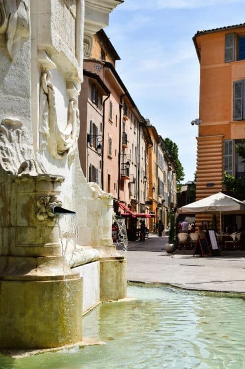 Fontaine en pierre dans une rue du centre historique d’Aix-en-Provence.