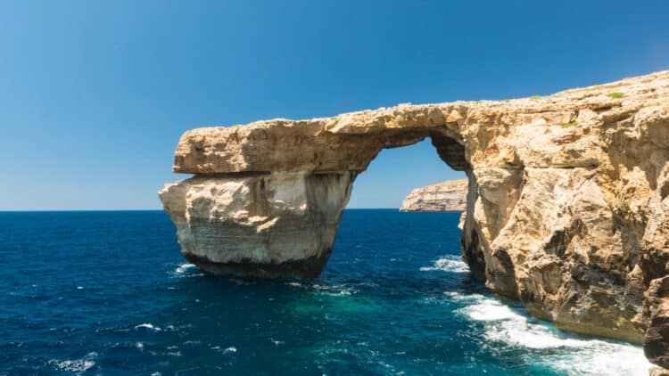 Formation rocheuse spectaculaire sur la côte de Gozo à Malte.