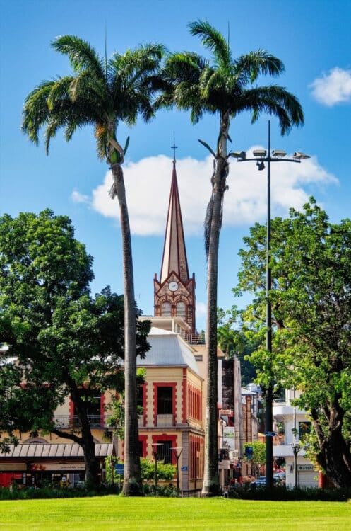 Centre-ville de Fort-de-France avec son église emblématique en Martinique.