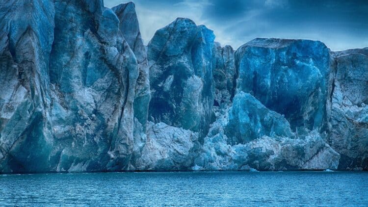Paroi de glace bleutée d'un glacier du Groenland.