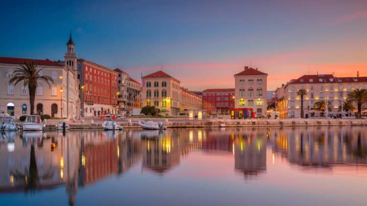 Le front de mer de Split au coucher du soleil en Croatie.